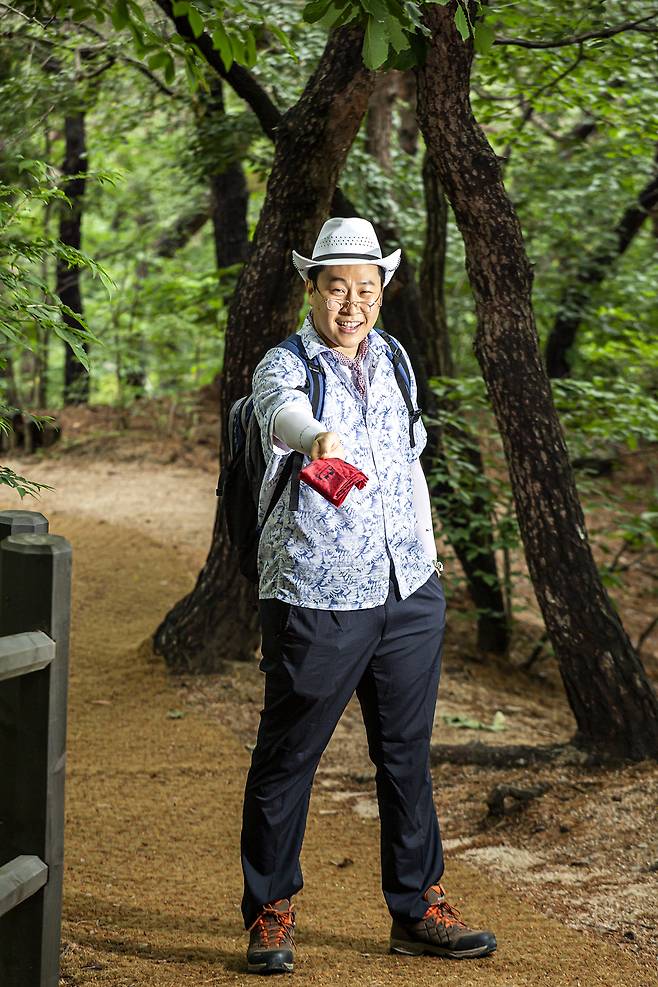 재미교포로 ‘엘비스 프레슬리’란 이름의 LP바 사장 배용길 역할의 이용주. 실제 재미교포들도 감탄할 만큼 문장에 종종 영단어를 섞어 쓰는 교포 스타일 말투를 맛깔스럽게 연기한다.