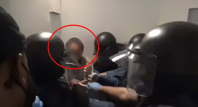 지난 1월 미국 뉴저지주의 유일한 여성 교도소에서 완전무장한 교도관들이 여성 수감자를 폭행하는 모습을 담은 동영상이 처음 공개됐다.