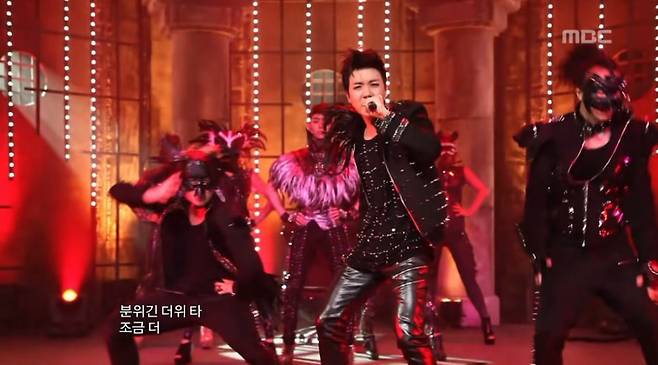 2012년 6월 30일 MBC '쇼! 음악중심'에서 조권 'Animal' 무대에 올라 랩 퍼포먼스 중인 정호석(제이홉)