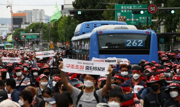 3일 오후 종로3가에서 민주노총 조합원들이 노동법 전면 개정 등을 요구하며 도로를 점거한 채 전국노동자대회를 열고 있다. (사진=연합뉴스)