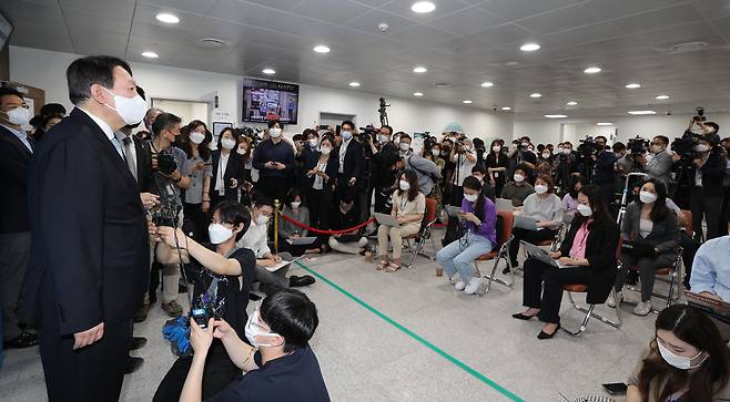 대권주자인 윤석열 전 검찰총장이 지난달 30일 서울 여의도 국회 소통관을 방문, 출입기자 등과 인사를 마친 뒤 기자들의 질문에 답하고 있다. /연합뉴스