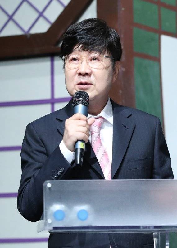 【서울=뉴시스】조수정 기자 = 6일 오후 서울 중구 충무로 명보아트홀에서 열린 신영균예술문화재단 제9회 아름다운 예술인상 시상식에서 임백천이 진행을 하고 있다. 2019.11.06. chocrystal@newsis.com /사진=뉴시스