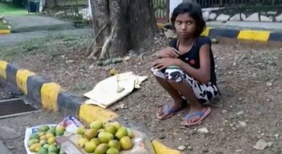 쿠마리가 길거리에서 망고를 팔 때의 모습. [인디아투데이 트위터 캡처]