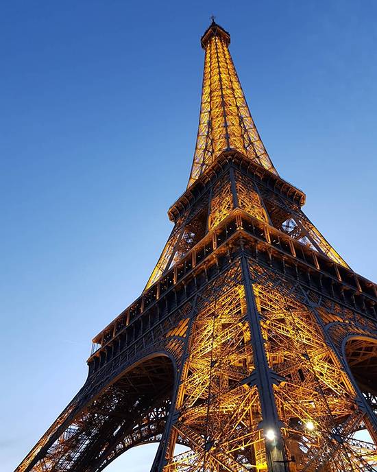 에펠탑은 이전까지 건물 뼈대로만 숨겨 사용했던 철골 구조를 그대로 드러내 지은 건축물로 19세기 프랑스인들에게는 상당히 파격적이었다. /사진=송경은 기자