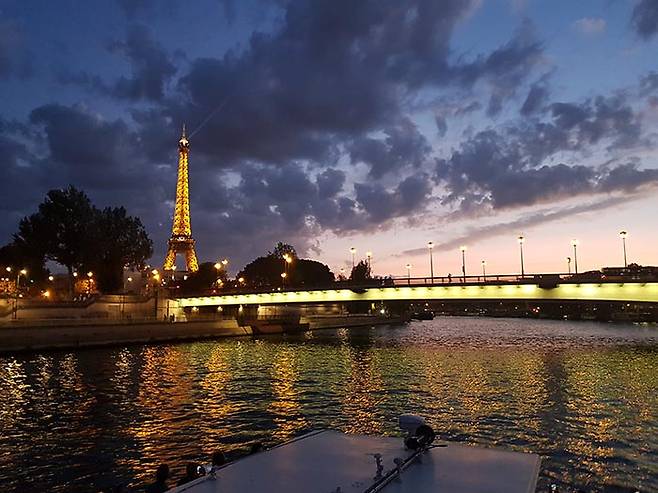 해 질 녘 센강에서 바라본 에펠탑의 모습. /사진=송경은 기자