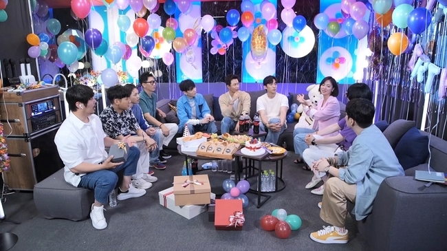 !MSG Wannabe M.O.M and Petit Mubby of normal motive will be released for the first time.MBC Hangout with Yoo (director Kim Tae-ho, Yoon Hye-jin, Kim Yoon-jib, writer Choi Hye-jung) will be broadcast on July 3, and MSG Wannabe M.O.M - Watch Only, which was produced by Yoo Ya-ho and directed by new director Yi Dong-hwi, and Petit Muby, a normal motivator - Who Knows Me, will be released for the first time today (3rd) It is.Interest in MSG Wannabe Petit Movie starring Lee Sang Yi, Jeon Yeo-been and Park Jae-jung, who made the heart of Salt Lee pound just by the announcement released at the end of the last broadcast, is hot.Yuyaho met with Jeon Yeo-been in a party room with MSG Wannabe after meeting, and the scene was the shooting scene of Petit Mube.Among MSG Wannabe members, Yi Dong-hwi, who transformed into a new director, knew the identity of the Petit Movie project.Yoo Yaho introduced Petit Mubi on the spot and cast Lee Sang Yi and Park Jae-jung as the male protagonists on the spot.Jeon Yeo-been appeared in front of other members who did not know English, and everyone was forced to stand up.New director Yi Dong-hwi also continued to shoot in an easy way, leading the scene with instant directing without detailed conti.M.O.M - I only see the barra and romantic confessional song, normal motive - I know you in the melody of Lee Sang Yi, Jeon Yeo-been, Park Jae-jungs mixed love story is expected to unfold.