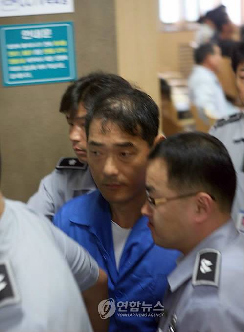 ‘탈주범’ 신창원 ‘희대의 탈옥수’ 신창원(42)씨가 청송3교도소장과 국가를 상대로 4건의 행정.민사소송을 제기한 것으로 확인됐다. 지난달 19일 대구지법에 출석했다가 퇴정하는 모습.대구=연합뉴스