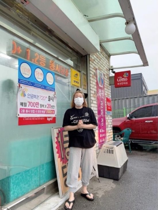 Kim Yeong-hee posted a picture and a picture on his Instagram on the 3rd, I have been through the rain to exchange 12,000 won of Lottery ticket that cleans up and scratches with a godly mind.Kim Yeong-hee in the public photo is collecting two hands in front of the Lottery ticket store.Kim Yeong-hees recent situation, which expects a big prize after winning a small amount, attracts attention.In addition, Kim Yeong-hee said, My story of my house that reminds me of a lottery ticket. My mother asked my brother when I was a child.Mom: Son, what can you do if youre in first place? Son: Ill give you a sweet and sour pork. Mom: Get out!!!!!!!!!!!!!!!!!!He said, I was attracted to the public by releasing an episode of my childhood related to the Lottery ticket.Meanwhile, Kim Yeong-hee marriages Yoon Seung-yeol, a 10-year-old baseball player.Photo = Kim Yeong-hee Instagram