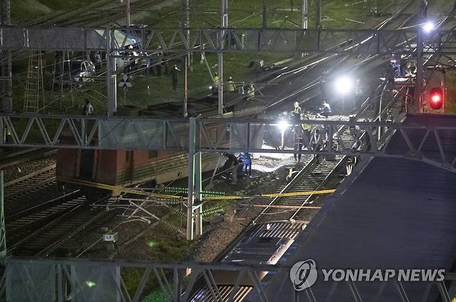 탈선 열차 복구작업 하는 관계자들 (서울=연합뉴스) 김도훈 기자 = 서울역으로 진입하던 무궁화호 열차 1량이 탈선하는 사고가 발생한 2일 밤 서울역 인근 사고 현장에서 관계자들이 복구작업을 벌이고 있다.
    용산에서 여수엑스포역으로 출발하기 위해 회송하던 열차가 오후 8시 58분 경 서울역에 진입하는 과정에서 가장 뒤쪽 발전차 1량이 궤도를 이탈한 이번 사고로 인명피해는 발생하지 않은 것으로 알려졌다. 2021.7.3 superdoo82@yna.co.kr