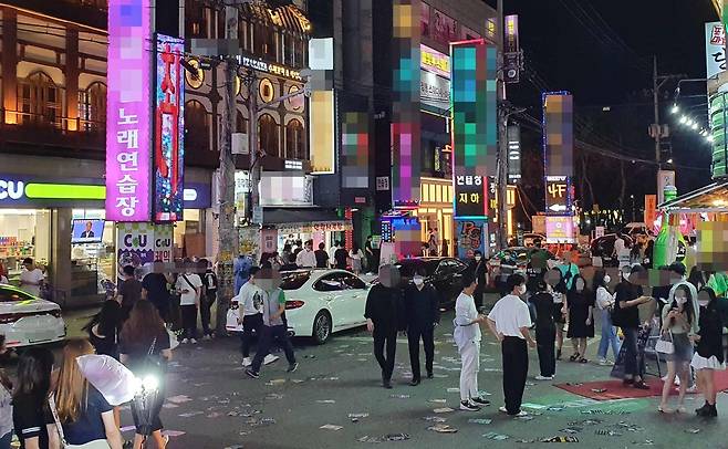 젊은이들의 거리 (천안=연합뉴스) 이은중 기자 = 2일 오후 10시 충남 천안시 두정동 유흥가 모습. 젊은이들로 북적이고 있다. 2021. 7. 3