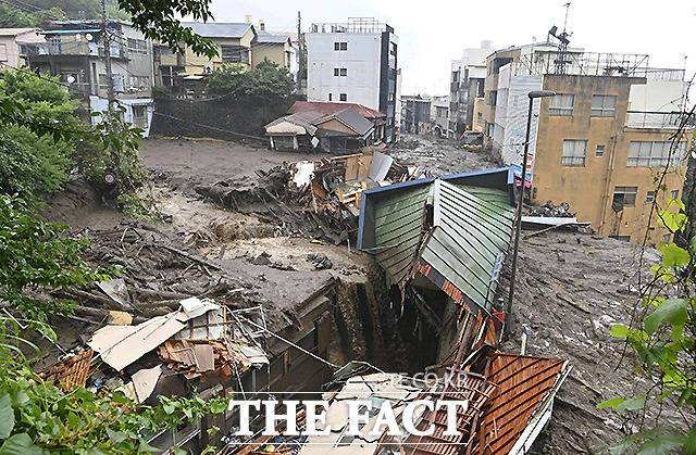 3일 일본 아타미 이즈산 지구에서 폭우로 인한 산사태로 피해를 입은 주택들이 보이고 있다. /아타미=교도.로이터