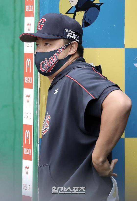 [포토]경기 지켜보는 최현 감독대행