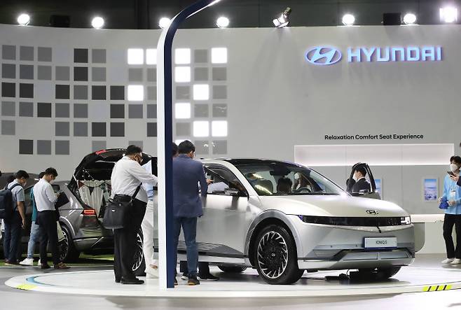 관람객들이 지난 6월 9일 서울 강남구 코엑스에서 열린 전기차 엑스포 ‘xEV 트렌드 코리아’를 둘러보고 있다. 연합뉴스