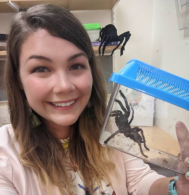 호주 퀸즐랜드대의 독 전문가 서맨사 닉슨 연구원의 모습.(사진=서맨사 닉슨/트위터)