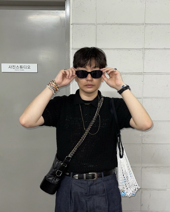 Yi Dong-hwi posted a photo on Instagram on the 4th with an article entitled Yesterdays Lunch.Yi Dong-hwi explained, I can not show you a pupil earthquake, so if you put the sunglass on the stage inevitably, it will be better.Kim Jung-min expressed his affection, saying, The way to work is cool, the way to work is cool, and the daily work is exciting.Yi Dong-hwi in the photo showed a picture of wearing sunglass and naked.Yi Dong-hwi is active as a member of MSG Wannabes normal motive, which was born in MBC What do you do?Kim Jung-soo (Kim Jung-min), Jung Gi-seok (Simon Dominic), Lee Sang-wa and Lee Sang-wa team, and sang Who Knows Me on MBCs Show! Music Core on the 3rd.Photo: Yi Dong-hwi Instagram, MBC broadcast screen