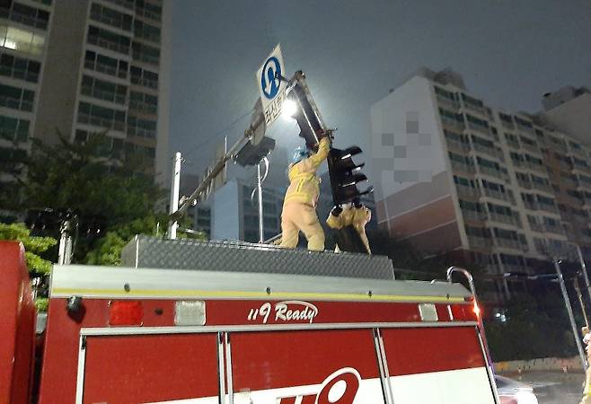 신호등 파손 [부산소방재난본부 제공·재판매 및 DB 금지]