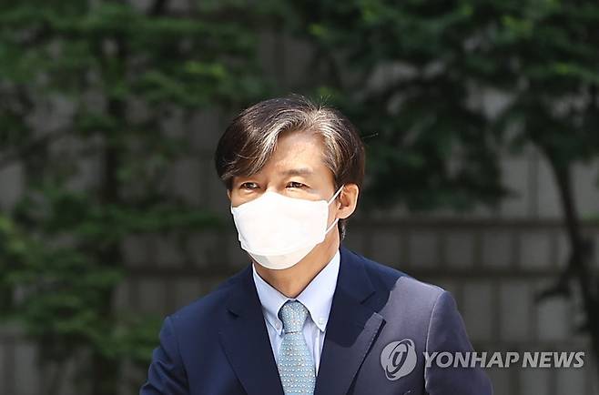 법정 향하는 조국 (서울=연합뉴스) 신준희 기자 = 자녀 입시비리 혐의로 재판에 넘겨진 조국 전 법무부 장관이 25일 서초동 서울중앙지법에 출석하고 있다. 2021.6.25 hama@yna.co.kr