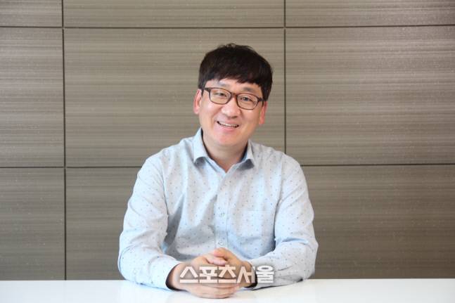 ‘입질의 추억’ 김지민 작가가 본지와 인터뷰 뒤 사진 촬영에 임하고 있다. 이용수기자