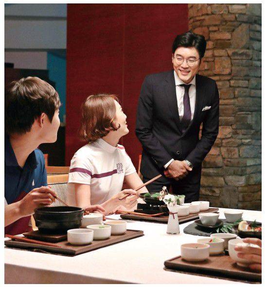 골프장 클럽하우스에서 서비스 직원과 고객이 대화를 나누고 있다. /삼성웰스토리 제공