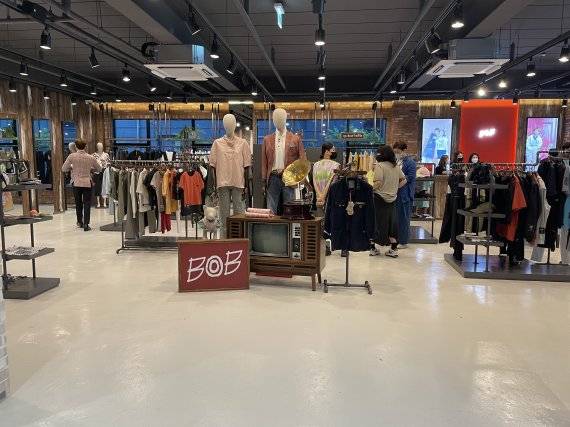 이탈리아 직수입 남성복과 여성복, 골프웨어, 펫 웨어를 판매하는 1층 의류매장 /사진=BOB