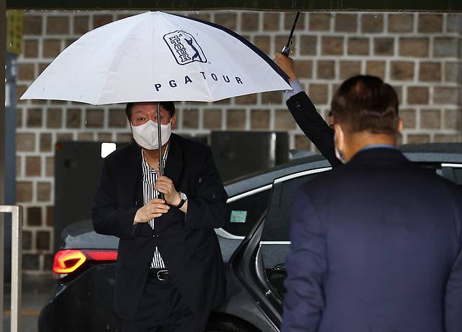 윤석열 전 검찰총장과 국민의힘 대외협력위원장인 권영세 의원이 3일 오후 중구의 한 식당에서 만나 회동에 앞서 인사를 나누고 있다. 연합뉴스