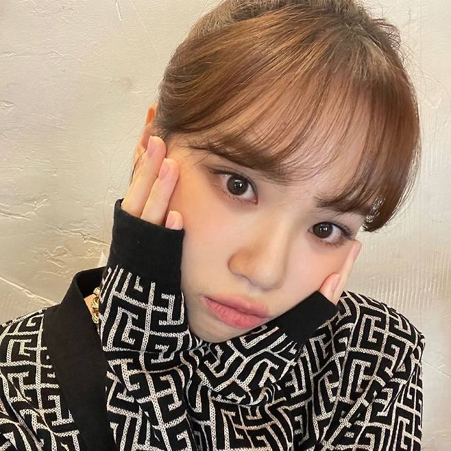 Kim Chaewon, from IZ*ONE, has revealed a more lovely appearance.On the afternoon of the 5th, Kim Chaewon posted several photos without any comment through personal Instagram.Kim Chaewon in the picture is taking selfies with various facial expressions, and his lovely calyx delivers positive energy to the viewers.The netizens who watched this were full of reactions to praise Kim Chaewons lovely visuals such as Its a perfect princess, Its so cute, its so cute and Its so cute.Meanwhile, Kim Chaewons group IZ*ONE was dissolved in about two years and six months after the contract expired on April 29th.Kang Hye-won, IZ*ONE members Kwon Eun-bi, Kang Hye-won, Kim Min-joo, Nako, Sakura, An Yoo-jin, Lee Chae-yeon, Cho Yu-ri, Jang Won-young, Choi Ye-na and Hitomi walked their own path.iMBC  Photo Source Kim Chaewon Instagram