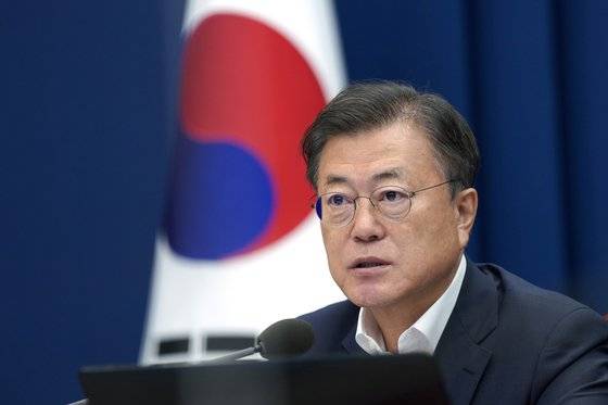 문재인 대통령이 5일 오후 청와대 여민관에서 열린 수석·보좌관회의에서 발언하고 있다. 뉴스1