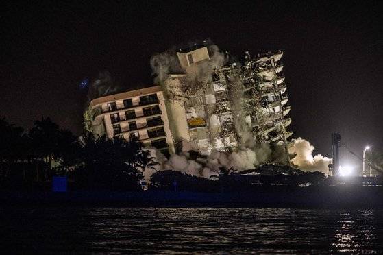 미 플로리다주 해변가의 고급형 콘도미니엄 아파트 챔플레인 사우스 타워의 잔여 부분이 4일 밤(현지시간) 폭파로 철거되고 있다. [AFP=연합뉴스]