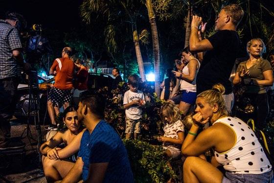 4일 밤(현지시간) 챔플레인 사우스 타워 인근 주민들이 건물 발파를 지켜보기 위해 모여있는 모습.[AFP=연합뉴스]