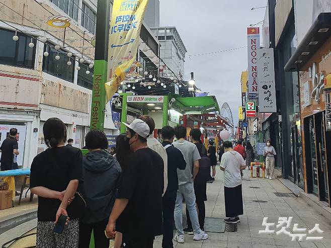 야시장의 한 음식 판매대 앞에 시민들이 길게 줄을 서 있다. 포항CBS박소라 인턴기자