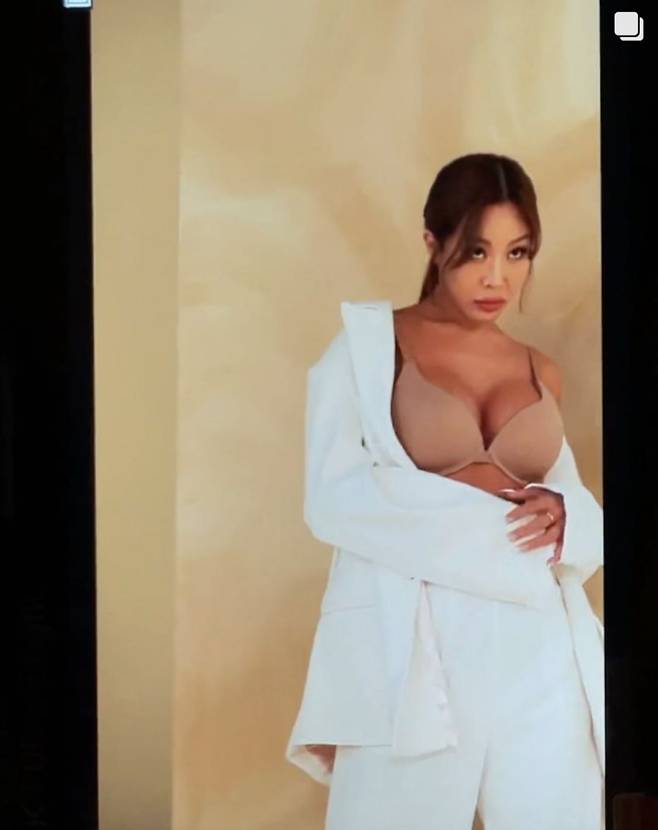 제시, 이번에는 누드톤 속옷! 화보 촬영 근황 '파격 섹시'[스타IN★]