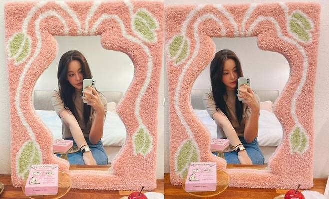 Actor Oh Yeon-seo reveals selfie, a mirror full of innocenceOh Yeon-seo posted a picture on his Instagram on the 5th with an article entitled A beautiful mirror in the room.The photo shows Oh Yeon-seo taking a mirror.Oh Yeon-seo, wearing a T-shirt on Blue jeans, catches the eye with her innocent beauty and lovely charm. Fans say, Mirror is cute.Oblique and Chalquek  Mirror is beautiful, and my sister in the mirror is beautiful.  It is more beautiful than mirror. On the other hand, Oh Yeon-seo recently met fans through the Kakao TV drama The Crazy X of this Zone.