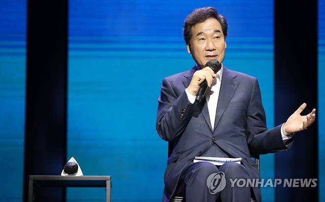 발언하는 더불어민주당 이낙연 전 대표 지난 4일 오후 충북 청주시 서원구 CJB컨벤션센터에서 열린 더불어민주당 대선 예비경선 행사 '국민면접'에서 이낙연 전 대표가 발언하고 있다. [연합뉴스 자료사진]