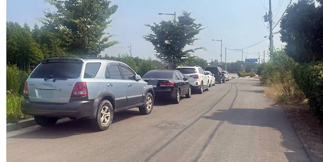군산공항 인근의 불법 주·정차 차량 [군산시 제공]
