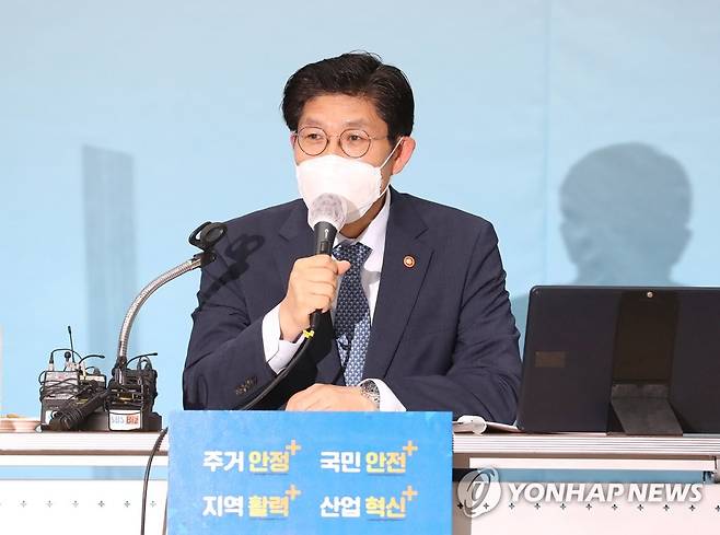 노형욱 장관 "주택 지속적 공급 위한 안정적 기반 구축" (세종=연합뉴스) 김주형 기자 = 노형욱 국토교통부 장관이 5일 오후 세종시 정부세종컨벤션센터에서 열린 출입기자단 간담회에서 발언하고 있다. kjhpress@yna.co.kr