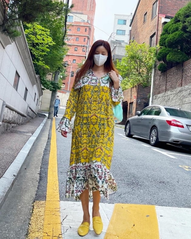 Actor Park Sol-mi flaunts Hwasa charmPark Sol-mi posted on his Instagram page on the 6th, Hwang Wan. Its not raining. Im going to make a house today! Dehet.In the photo posted together, Park Sol-mi stepped out to include her daughter; matching a yellow loafer with a colorful patterned yellow long dress.Coincidentally, where Park Sol-mi stands, it is painted with speed bumps like white and yellow in a dress; Park Sol-mis slender figure catches the eye.Park Sol-mi marriages Actor Han Jae-suk in 2013 and has two daughters.Currently, he is in charge of narration of KBS2 entertainment program Superman Returns.