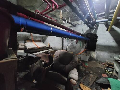 지하실 내부. 수거가 시작되면 버려진 소파 뒷구멍 안까지 모두 살펴 쓰레기를 밖으로 끌어내야 한다.