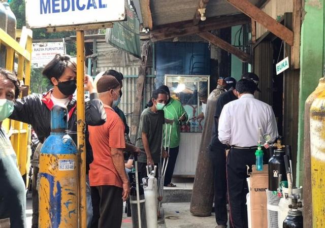 인도네시아 수도 자카르타 시민들이 의료용 산소통을 사기 위해 줄을 서고 있다. 산소통 가격은 최근 3배 가까이 올랐다. 드틱닷컴 캡처