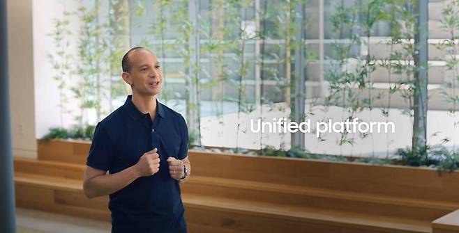 28일 개막한 '모바일 월드 콩그레스(MWC) 2021'에서 삼성전자 무선사업부 CX실장 패트릭 쇼메 부사장이 '원UI 워치'를 소개하고 있다, 출처=삼성전자