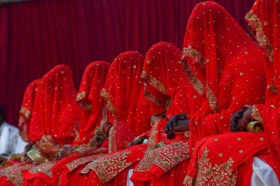 무슬림 신부들이 올초 인도 뭄바이에서 열린 집단 결혼식에 참석했다. [AFP=연합뉴스]