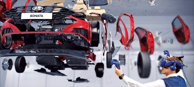 디지털트윈 기술을 통하면 수많은 양의 시제품을 제조하지 않고도 제품을 개발할 수 있다. ESG 경영에도 도움이 되는 이유다. 현대자동차그룹 연구원이 VR 헤드셋을 쓰고 가상의 공간에서 자동차 설계 품질을 검증하고 있다. 현대차그룹  제공