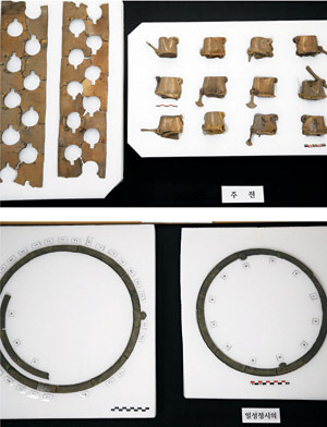 물시계 부속품인 ‘주전’으로 추정되는 동 제품(위)과 천문시계인 ‘일성정시의’.  연합뉴스