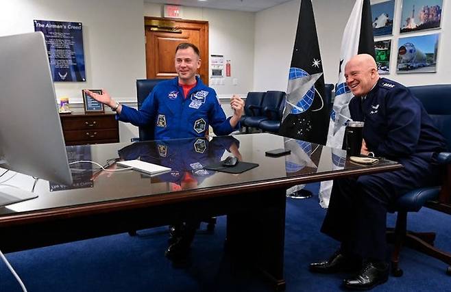 존 레이먼드 미국 우주군 초대 참모총장(오른쪽)이 나사 우주비행사인 공군 출신 닉 헤이그 대령과 대화하며 밝게 웃는 모습. 원래 공군 대장이던 레이먼드 총장은 우주군 출범과 동시에 첫 참모총장이 되는 영예를 안았다. 미 우주군 홈페이지