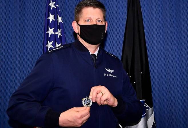 데이비드 톰슨 미국 우주군 참모차장(대장)이 신생 우주군을 상징하는 휘장을 자신의 군복 위에 부착하는 모습. 미 우주군 홈페이지