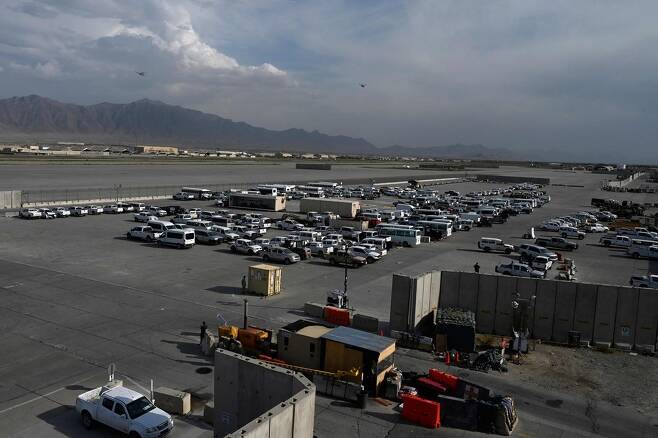 기지 내에 주차장에 방치된 미군의 차량들. 사진=AFP 연합뉴스