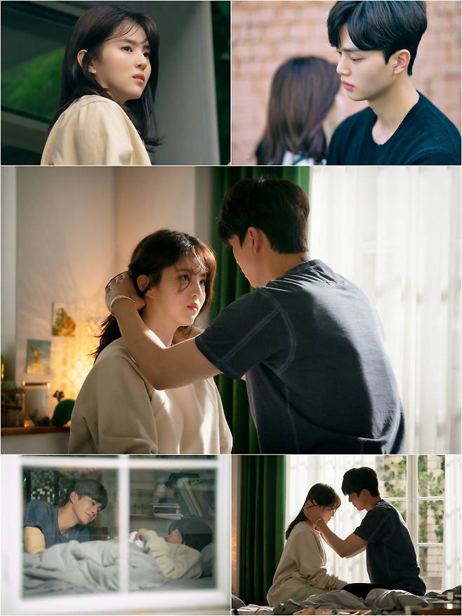 On the 6th, JTBCs Saturday Special I Know, (playplayed by Garden, directed by Kim Garam, produced by Beyond Jay and Studio N and JTBC Studio, and original Naver Webtoon I Know (writer sentiment) released an unreleased still cut by Song Kang and Han So Hee.I know is adding excitement and empathy as the society continues.Han So Hee and Song Kang, who confirmed their feelings of being attracted to each other with a thrilling kiss, faced a change in their relationship.The love game of twenty-three youths who know that they are bad but have to fall into it has raised their consensus by offering the charm of romance that is exciting and heartbreaking.After the first kiss, the vague atmosphere continued between the two.Park Jae-eons ex-girlfriend Yoon Sul-ah (Lee Yeol-eum) appeared here, making the UNABY feel discouraged, and Park Jae-eon showed a sensitive reaction as if he were jealous when he saw his junior Kim Eun-han (Lee Jung-ha), who was going straight to the UNAB.But they had to go through the wrong timing and eventually found each other. The dizzying moment from the deep kiss brought the excitement to its peak.While the relationship between the two is entering a new phase, the appearance of Watching the UNABY Yang Do-hyuk (Chae Jong-hyeop) is also foreseen and added to the curiosity.The four previous trailers released recorded more than 2 million views (a sum of major portal sites such as Naver, YouTube and SNS platforms) on the day, making it feel enthusiastic about future development.In addition, the unreleased still cut included the moments of Yunabi and Park Jae-eun, who gave a breathtaking romance tension.As it is a decisive scene that became a turning point in the relationship between Park Jae-eon and Yunabi, the excitement of the moment is conveyed in the appearance of the two together.Park Jae-eon, who smiles affectionately toward the butterfly who just woke up, and Park Jae-eons behavior, which ran for a month after hearing that the butterfly was sick, made a pounding.His charm, which seems to be special only to me, and he wants to believe that he is sincere, is not only for the butterfly but also for viewers.The two people who look at each other with their thicker eyes add to the dizzying excitement.Park Jae-hyuns careful touch to tie the hair of the unavailable, hot eyes, touching the romantic sensibility of epilepticism, and doubling the excitement.The appearance of the unaided and the unaided, which were drawn to each other like a magnet, marked the beginning of a romance that could not help but fall into it.It raises the question of how different tempo emotions will affect their new relationships.