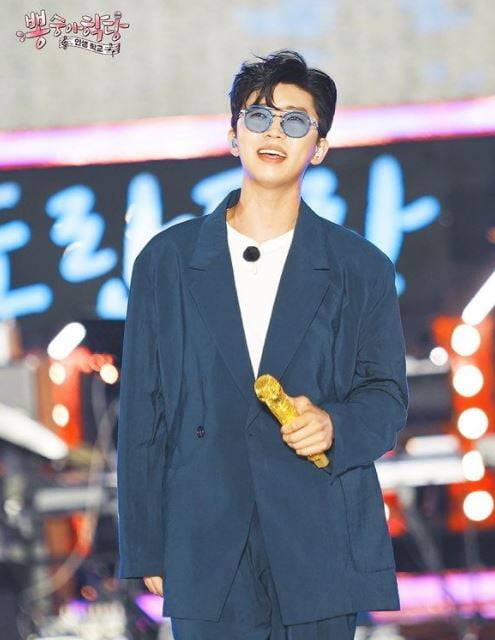 Trot singer Im Young-wong has brightly revealed the stage with a brilliant visual.TV Chosun Tomorrow is Mr. Trot posted several photos on the official SNS account on the 6th, along with the article We are all ready to do tomorrow together?Im Young-wong in the public photo was on stage for the filming of the TV drama Mulberry monkey school Doran Doran duet show.He smiled brightly, holding the golden microphone in his hand.In particular, Im Young-woong attracted attention by showing a warm atmosphere by wearing trendy sunglasses and revealing the eyes of sniping women.Fans who watched the posts responded such as I always support, I love you, Im Young-woong beauty, Maximum with a good taste and I am handsome.Meanwhile, Mulberry monkey school will be broadcast at 10 pm on the 7th.