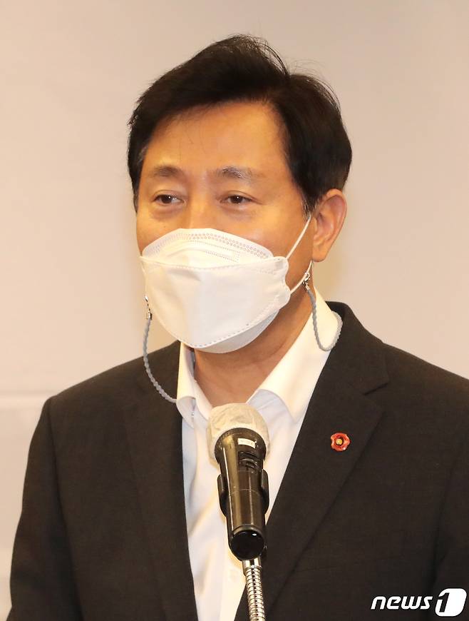 오세훈 서울시장이 2일 서울 중구 프레스센터에서 열린 '제주특별자치도 출범 15주년 기념 세미나'에서 축사를 하고 있다.2021.7.2/뉴스1 © News1 이성철 기자