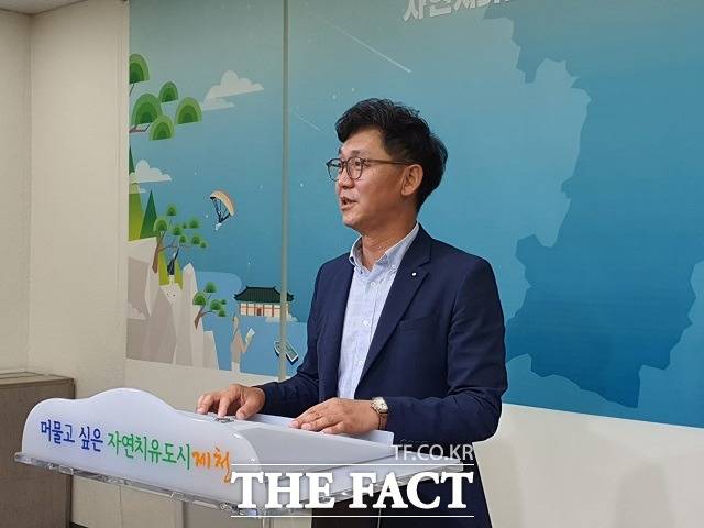 박성원 충북도의원이 7일 제천시청 브리핑룸에서 내년 지방선거 불출마 기자회견을 하고 있다. / 제천시 제공