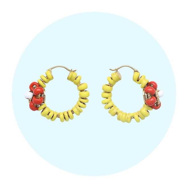 귀고리 1백48만원 보테가 베네타.